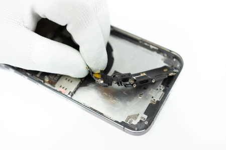 Wymiana portu ładowania iPhone 17e